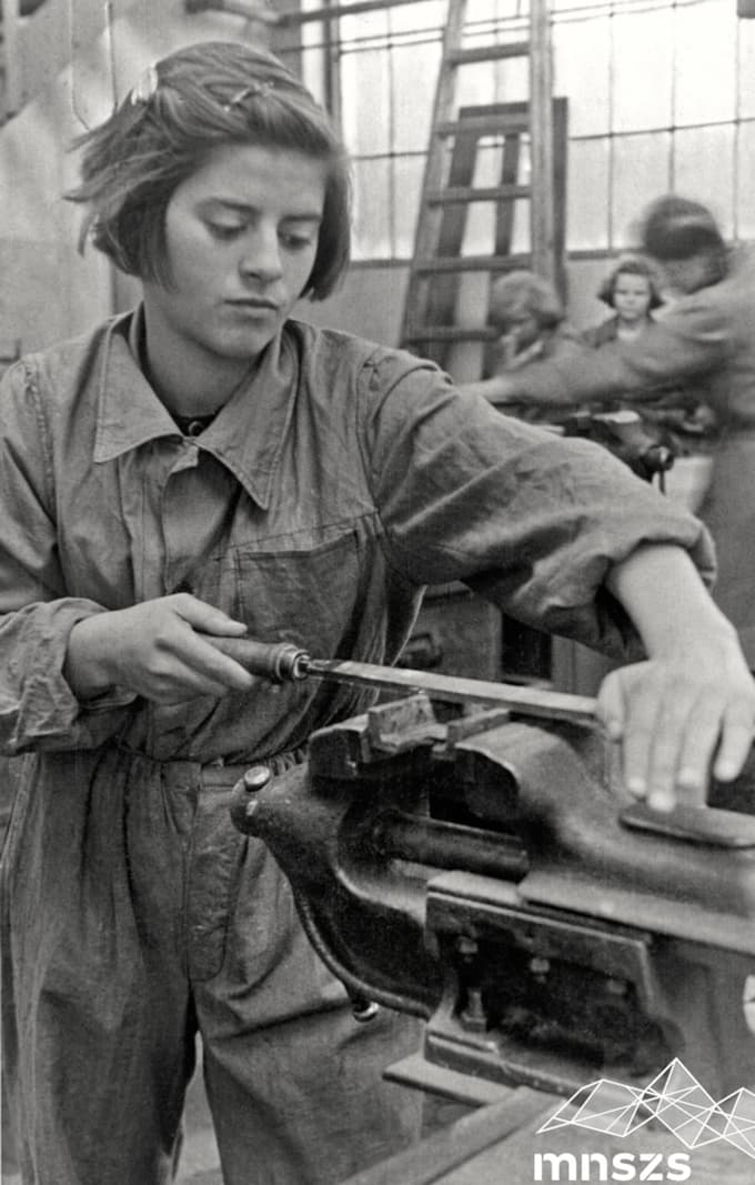 Delo žensk po drugi svetovni vojni med ideološkimi obljubami in realnostjo: novi poklici, prosti čas in solidarnost