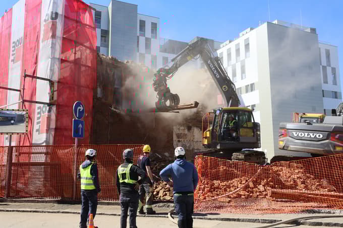 (FOTO) Bager končno zagrizel v hišo, ki je predolgo stala na poti onkologiji