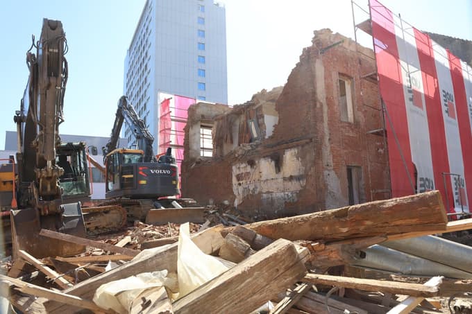 (FOTO) Bager končno zagrizel v hišo, ki je predolgo stala na poti onkologiji