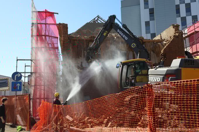 (FOTO) Bager končno zagrizel v hišo, ki je predolgo stala na poti onkologiji
