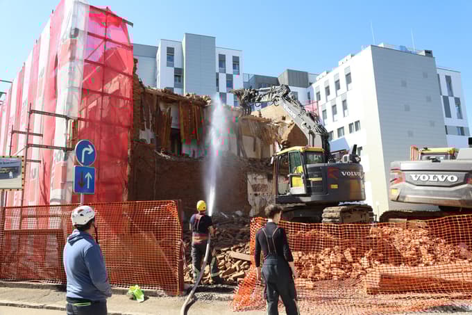 (FOTO) Bager končno zagrizel v hišo, ki je predolgo stala na poti onkologiji