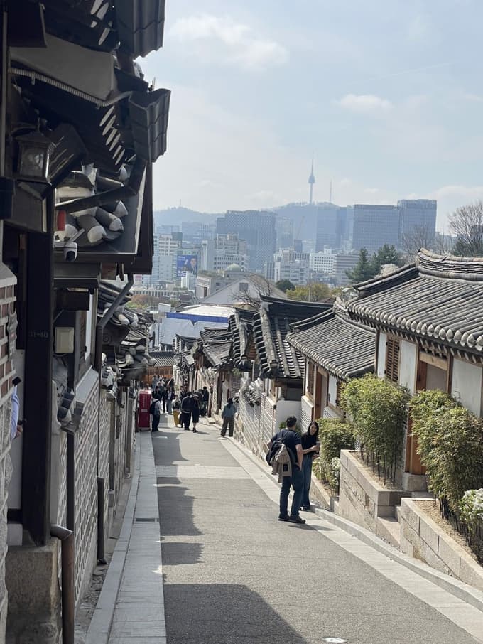 Zgodovinska četrt Bukchon Hanok Village, kjer se še ohranja starodavna korejska tradicija bivanja. Malo naprej se začne ultramoderni Seul