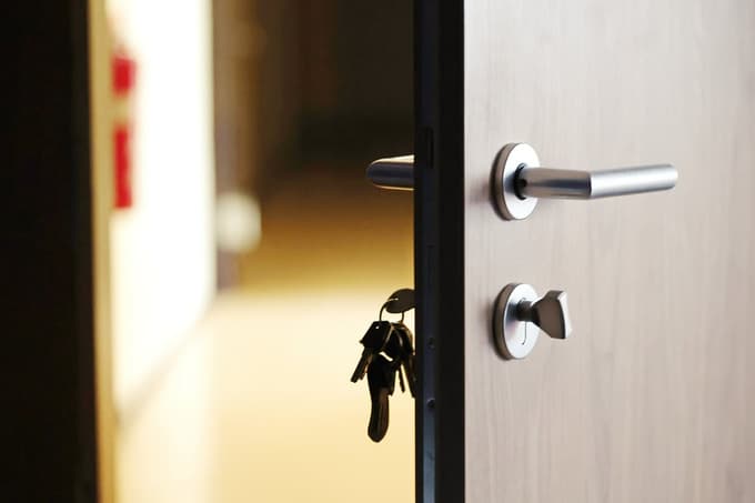 Trije študenti v Ljubljani iščejo mirno stanovanje, a so naleteli na zavajajoče oglase, nenavadne oglede in odzive, ki razkrivajo realnost najemnega trga.