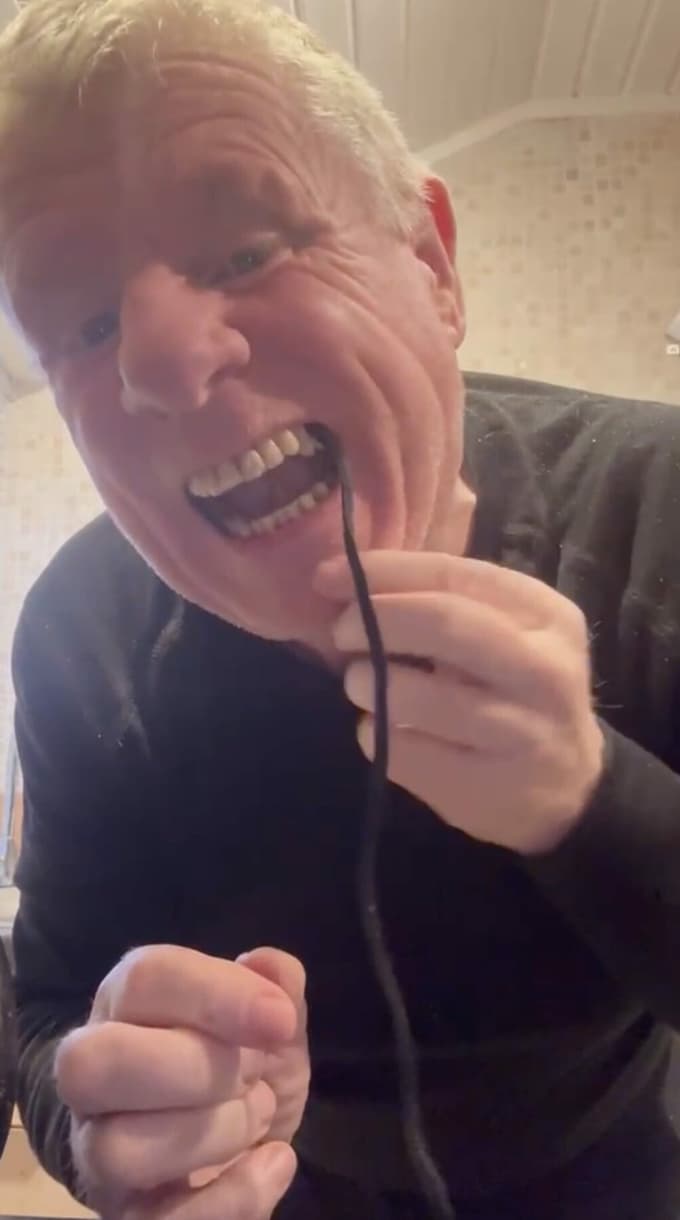 (FOTO) Zaradi nevzdržnih bolečin vzel stvari v svoje roke in šokiral splet