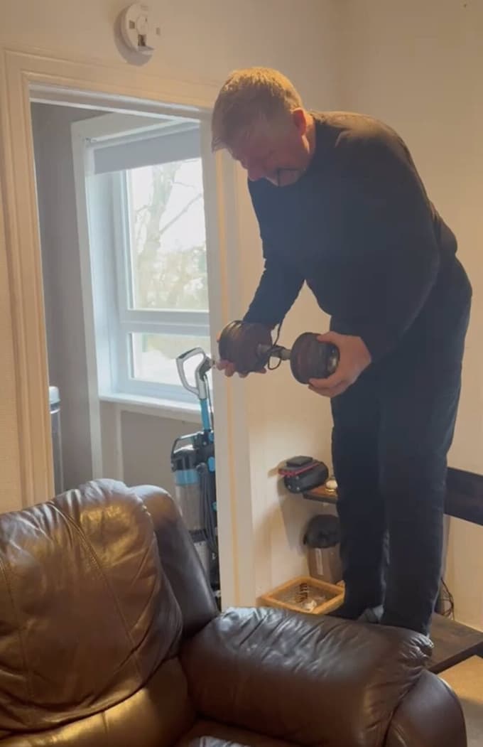 (FOTO) Zaradi nevzdržnih bolečin vzel stvari v svoje roke in šokiral splet