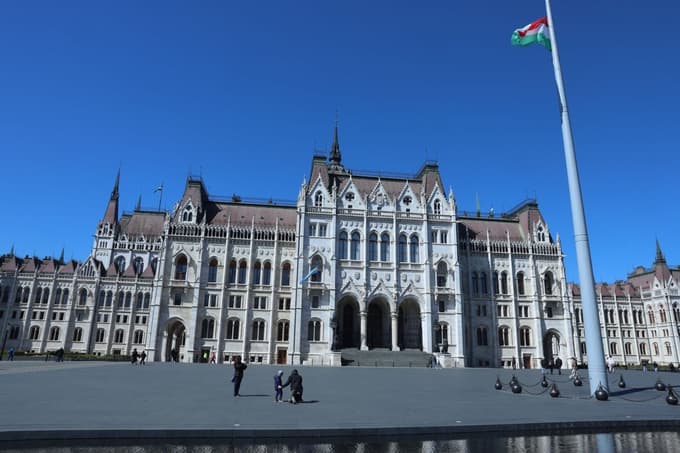 199 poslancev šteje madžarski parlament. 