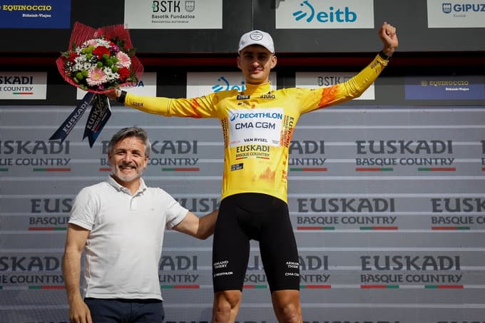 Paul Seixas vozi zelo prepričljivo in zanesljivo drži rumeno majico na svojih ramenih.