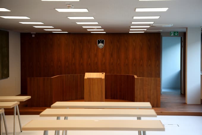 V Dobrunjah je tudi sodna dvorana.