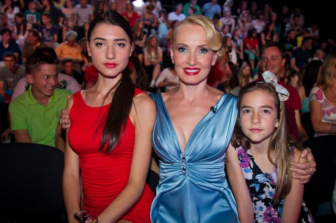 Tanja Ribič z Zalo in Elo leta 2014. 