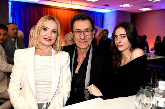 Tanja Ribič, Branko Đurić Đuro in Ela Đurić. Tesno povezana družina so. 