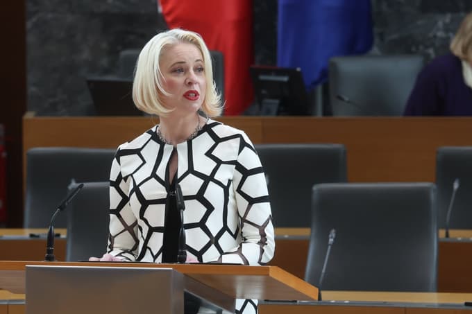 Urška Klakočar Zupančič je odšla iz politike. Novemu sklicu parlamenta je dejala: "Včasih je v politiki premalo integritete in nekateri jo izgubijo s prihodom, drugi jo pridobijo z odhodom."