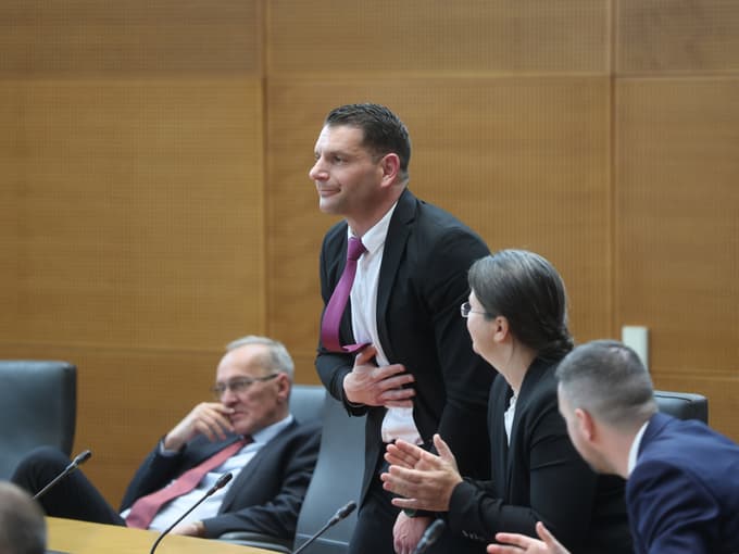 Koalicijskih pogajanj se v Resnici ne bodo udeleževali, pa bodo prispevali podpise za Janšo?