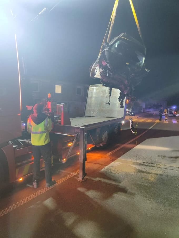 (FOTO) Avto zapeljal v potok, gasilci so morali s tehničnim posegom reševati poškodovano osebo