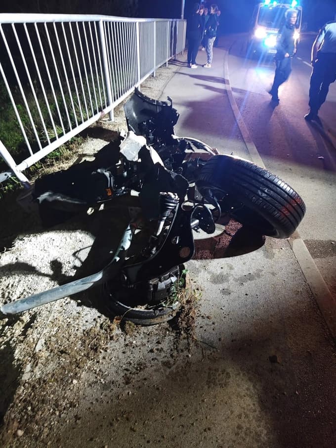 (FOTO) Avto zapeljal v potok, gasilci so morali s tehničnim posegom reševati poškodovano osebo