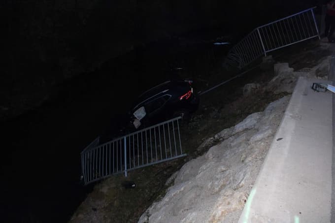 (FOTO) Avto zapeljal v potok, gasilci so morali s tehničnim posegom reševati poškodovano osebo