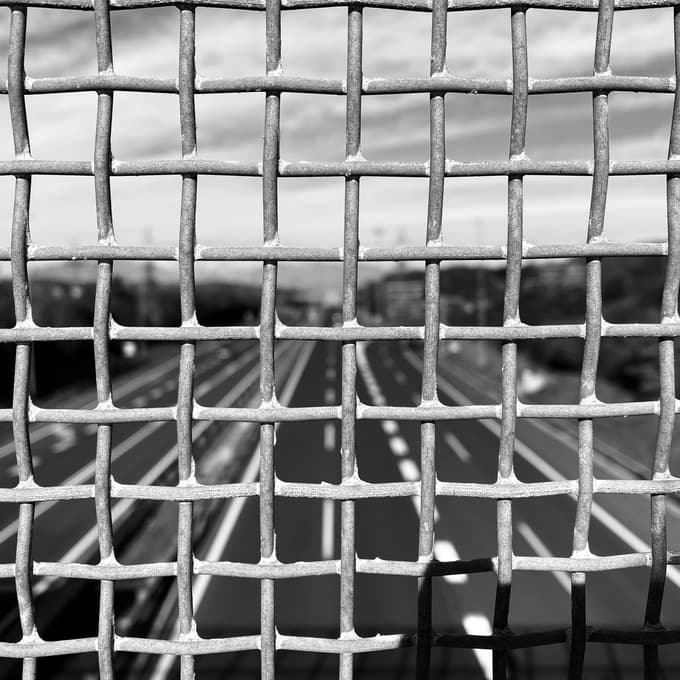 Takšno naziranje je asimetrično. Tako razmišljajo Mariborčani, medtem ko Ljubljančanom tega ni treba. Tudi politikom ne – od koderkoli že so. In le zakaj bi razmišljali, če pa so privilegirani? 