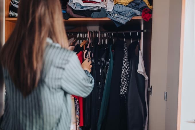 Naredite red. Prepolna omara pogosto vodi v zmedo in slabe odločitve.