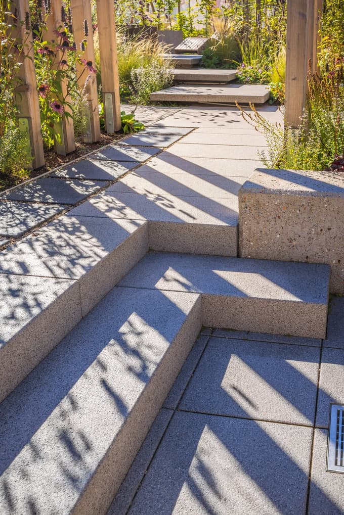 Dobro načrtovana ideja povezave različnih delov vrtov in različnih višin lahko vodi v rezultate, kjer pot nadgradi ali celo vodi estetiko vrta. 