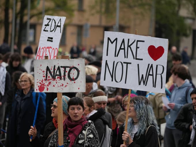 (FOTO) V Ljubljani protestirali proti vojnam, genocidu in militarizaciji: Nočemo vaših vojn!
