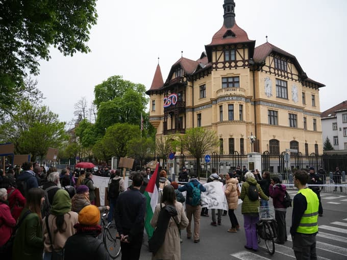 Šli so do veleposlaništva ZDA.