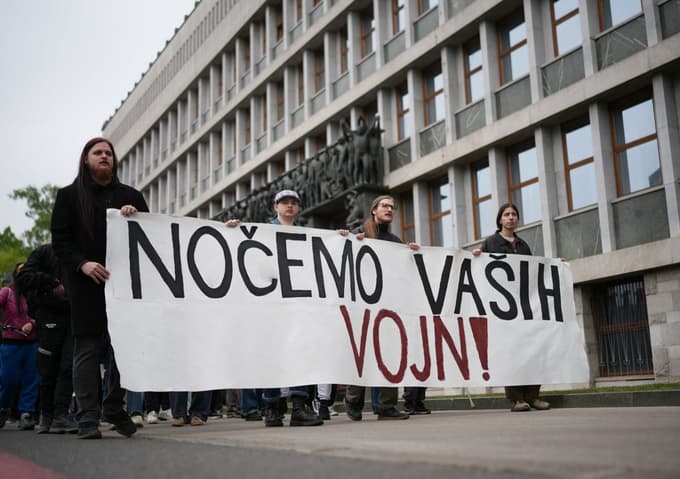 (FOTO) V Ljubljani protestirali proti vojnam, genocidu in militarizaciji: Nočemo vaših vojn!
