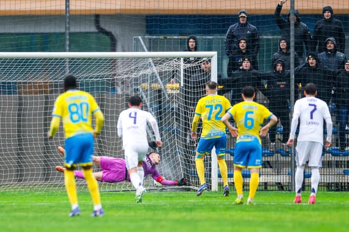 Josip Iličić je v prvem polčasu dosegel gol iz enajstmetrovke in premagal nekdanjega soigralca Ažbeta Juga.