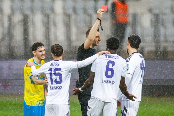 Tekmo je zaznamoval tudi rdeči karton Bradleyja M'Bonda.