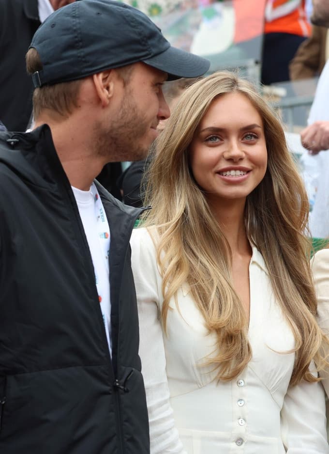 (FOTO) Nežnosti ob igrišču: Najboljši tenisač sveta ljubi manekenko balkanskih korenin