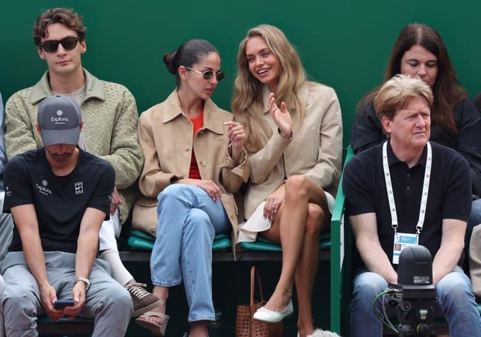 (FOTO) Nežnosti ob igrišču: Najboljši tenisač sveta ljubi manekenko balkanskih korenin