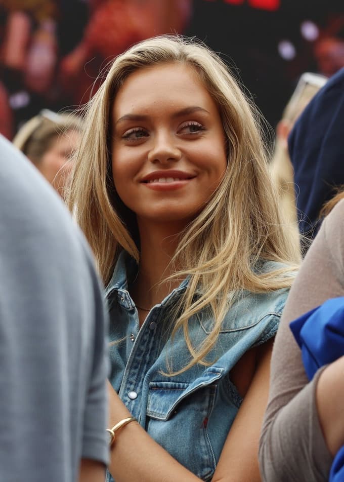 (FOTO) Nežnosti ob igrišču: Najboljši tenisač sveta ljubi manekenko balkanskih korenin