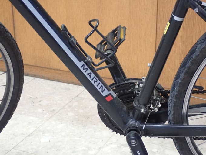 (FOTO) Išče se lastnica! Na policijsko postajo je prinesla zlat prstan, ki ga je našla na sprehajalni poti