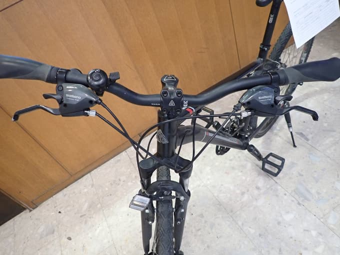 (FOTO) Išče se lastnica! Na policijsko postajo je prinesla zlat prstan, ki ga je našla na sprehajalni poti