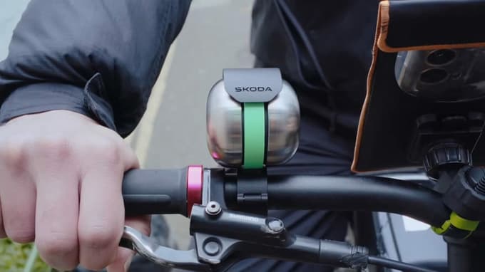 (FOTO in VIDEO) Škoda razvila kolesarski zvonec za tiste, ki zaradi pametnih slušalk ne slišijo okolice