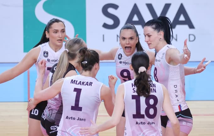 Veselje bankirk po zmagi v prvi finalni tekmi.