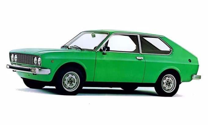 Fiat je eksperimentiral z mnogimi različicami, 128 3P je bil dolg trivratni kupe.