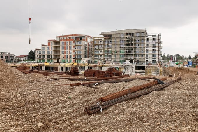 Cene novogradenj so močno povezane s stroški materialov in dela, ki ostajajo visoki.