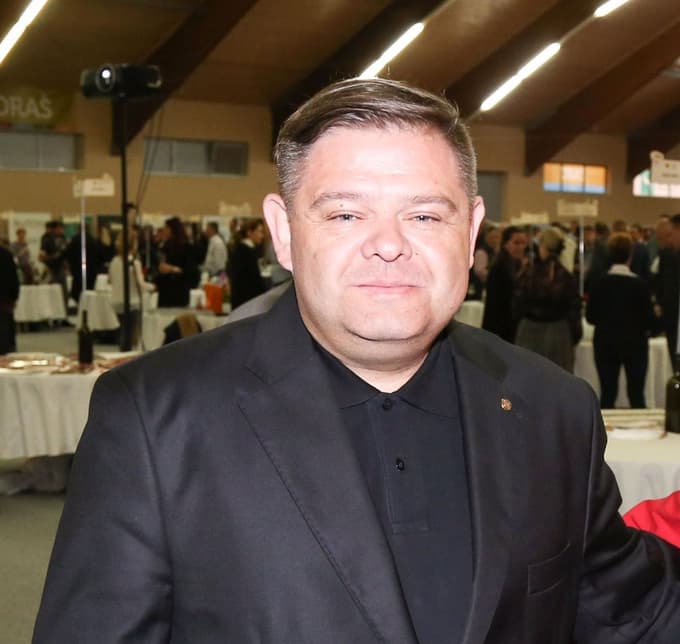 (25x NA KRATKO) Dejan Baier: Ne na levo, ne na desno, ampak na kozarec dobrega vina