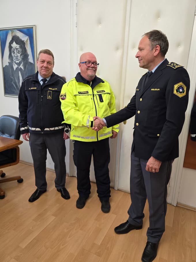 Požrtvovalni policist v Ljubljani rešil življenje, ko je ženska želela skočiti pod vlak