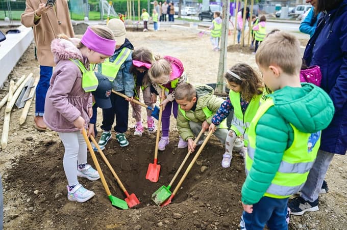 Otroci iz Vrtca Ivana Glinška so ob Langerjevi vili z navdušenjem sodelovali pri zasaditvi novih dreves.