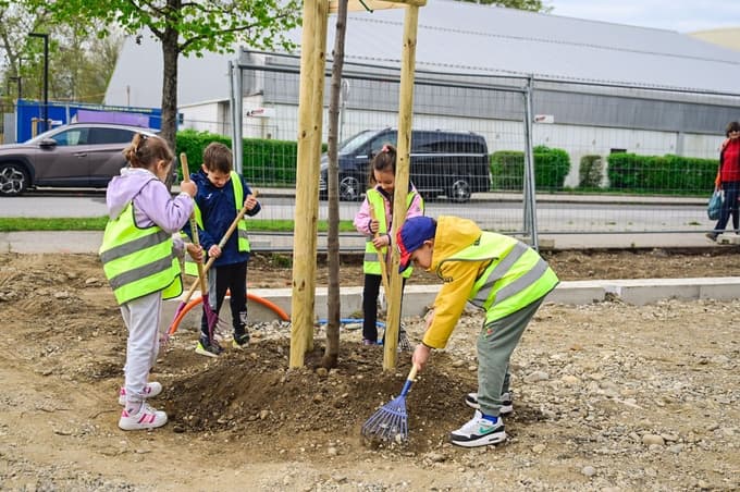Z veliko zagona, energije in veselja so otroci prispevali k bolj zelenemu in prijaznemu Mariboru.