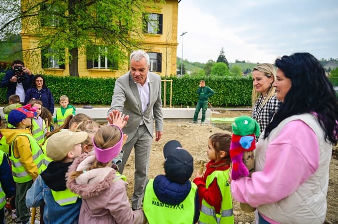 (FOTO) Danes drevesa ob Langerjevi vili, jutri še po mestnih četrteh in krajevnih skupnostih
