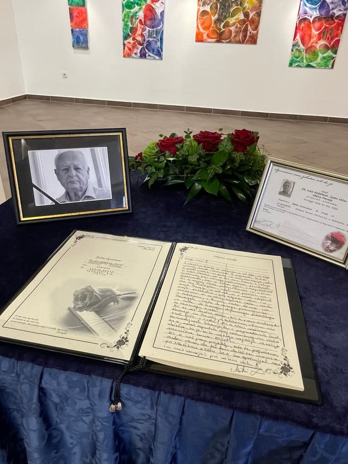 Žalna knjiga na domači občini Prevalje, ki jo je rad obiskoval in se družil, bo odprta do ponedeljka do 13. ure. 