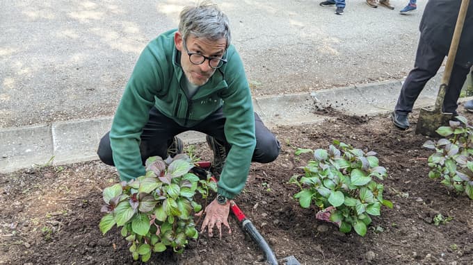 Miha Kuhar je podrobno pojasnil, kako je treba pravilno zasaditi rastline, kako jih zalivati in odgovoril še na kakšno strokovno vprašanje. 