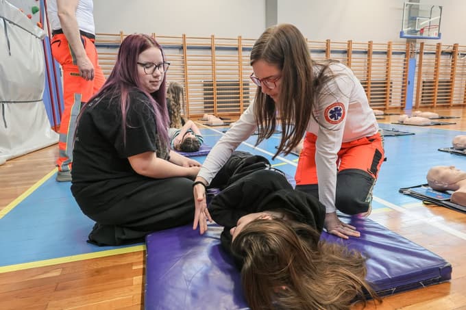 Tečaji oživljanja se na mariborskih osnovnih šolah izvajajo od leta 2017. 