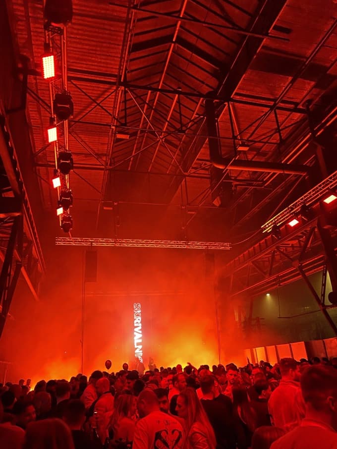 (FOTO) "Skrivali" so se v livarni: Kako je industrijski kompleks oživel v ritmih house glasbe