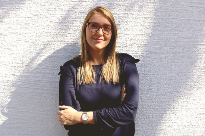 Tanja Zdolšek Draksler je zaposlena na Inštitutu Jožef Stefan in je predstavnica ter kontaktna oseba za ERDERA Evropsko partnerstvo za raziskovanje redkih bolezni. Je tudi predsednica sekcije za redke bolezni pri Zvezi organizacij pacientov Slovenije (ZOPS). Je tudi mama deklice z ultra redko nevromišično boleznijo.