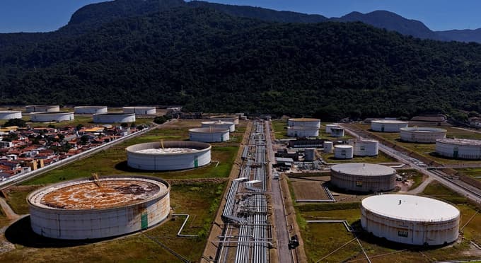 (POGLED) Kolumna Ajde Pistotnik: Med kovidom ni bilo toaletnega papirja. Ko ne bo nafte, ne bo smešno