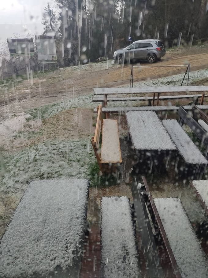 Nevihta je nasula veliko sodre.