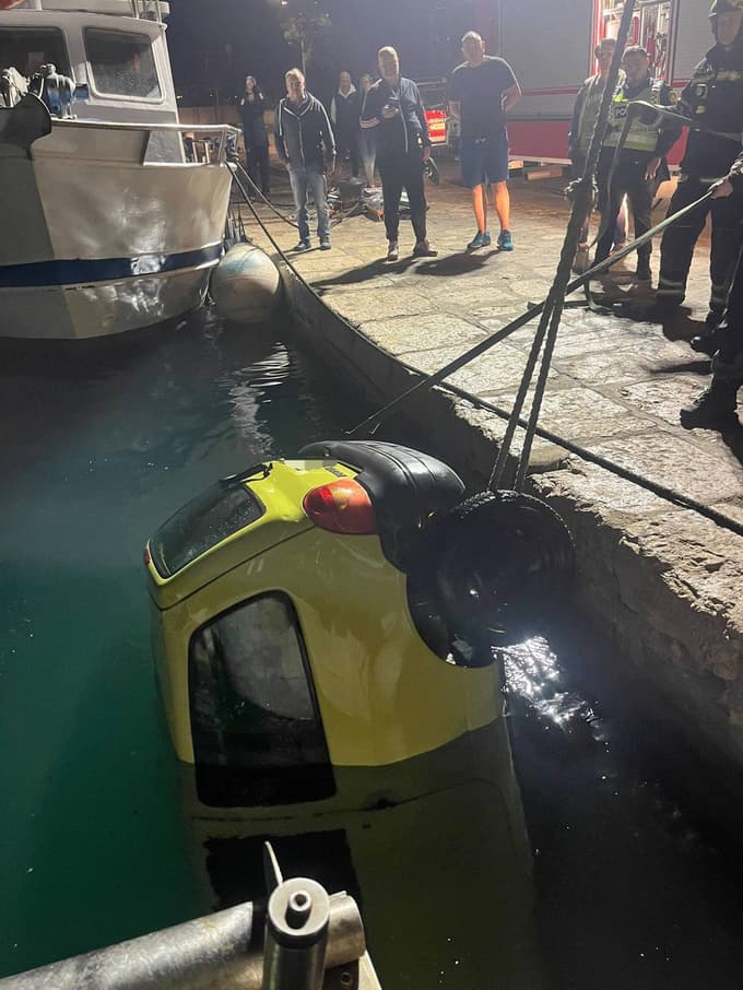 (FOTO) Nočna akcija na Krku: Gasilci so iz morja potegnili osebni avtomobil