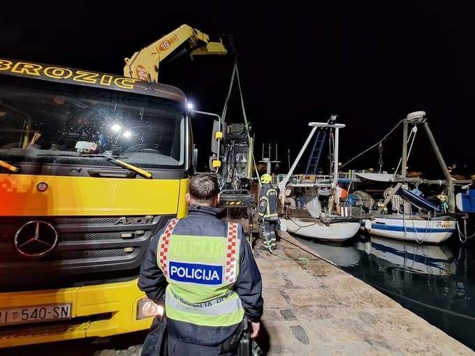 (FOTO) Nočna akcija na Krku: Gasilci so iz morja potegnili osebni avtomobil